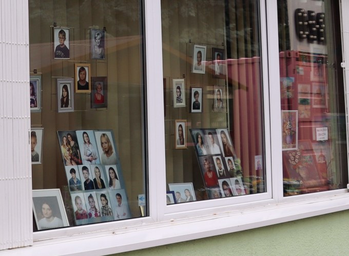 Zdjęcia portretowe wystawione w witrynie Małej Galerii