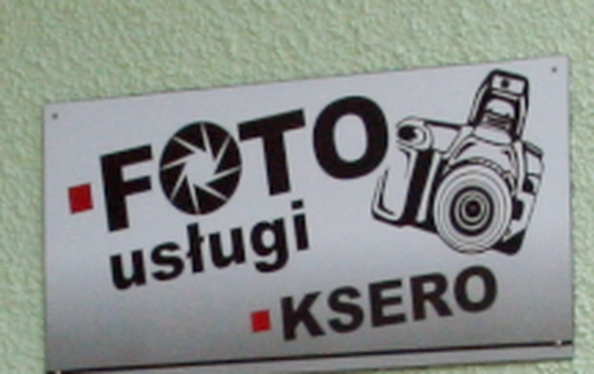 Tabliczka FOTO usługi KSERO z rysunkiem aparatu